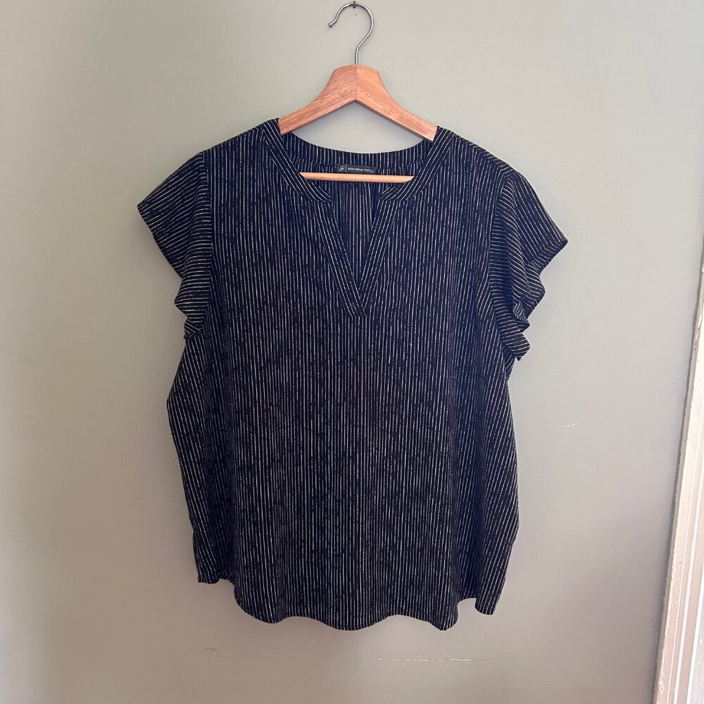 Black pinstripe Adrianna Papell shell - XL - Excellent condition